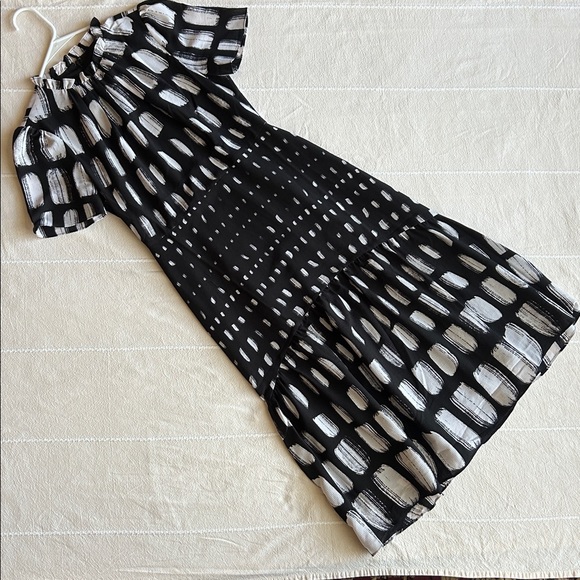 Maggie London Black and White Short Sleeve Abstract Print Midi Dress Size 4 - Picture 3 of 6